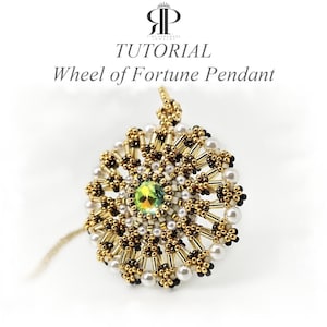 Könnte beinhalten: Ein runder Perlenanhänger mit einem zentralen schillernden grünen Kristall, umgeben von goldenen Stiftperlen, kleinen weißen Perlen und winzigen schwarzen Saatperlen. Der Text TUTORIAL Wheel of Fortune Pendant ist über dem Schmuckstück zu sehen.