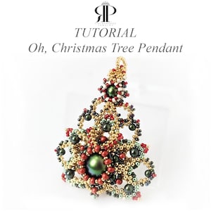Puede incluir: Un colgante de árbol de Navidad hecho de cuentas doradas, rojas y verde oscuro con una gran perla verde central. El texto TUTORIAL Oh, Christmas Tree Pendant aparece sobre el adorno, junto a un logotipo con las letras RP.