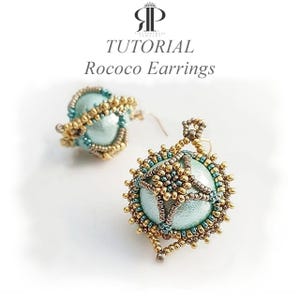 Könnte beinhalten: Ein Paar Perlenohrringe mit einer zentralen hellblauen Kugel, die von einem dekorativen Käfig aus goldenen und bronzefarbenen Saatperlen umgeben ist. Der Text TUTORIAL Rococo Earrings und ein Logo mit den Buchstaben RP sind oben zu sehen.