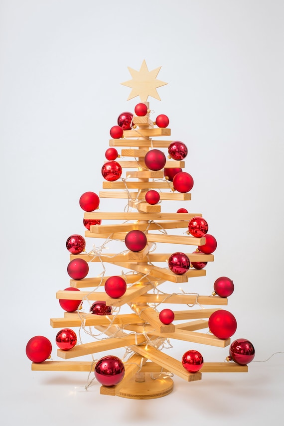 Weihnachtsbaum aus Holz (100cm) mit roten Glas-Weihnachtskugeln und Lichterkette - die nachhaltig & sozial produzierte Weihnachtsdeko