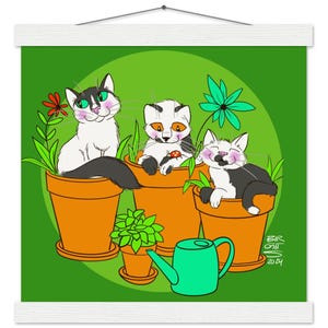 Könnte beinhalten: Eine skurrile Illustration mit drei Katzen in orangefarbenen Blumentöpfen vor einem grünen Hintergrund. Die Katzen mit schwarz-weißen Markierungen sind von grünen Pflanzen und Blumen umgeben. Eine kleine Gießkanne und eine Topfpflanze sind ebenfalls vorhanden.