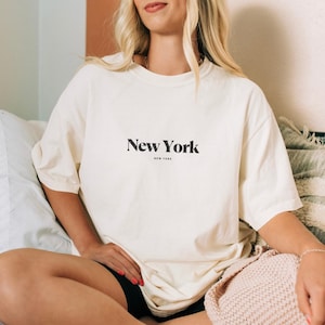 Minimalistyczna koszulka New York | Luźna koszulka Comfort Colors New York | Dopasowana koszulka z typografią NYC | Pamiątka z Nowego Jorku