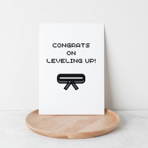 Felicitaciones por subir de nivel la tarjeta de felicitación del cinturón negro, tarjeta de felicitación de artes marciales, videojugador de karate