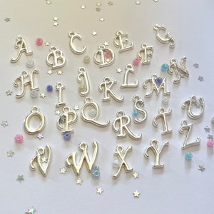 Dijes de letras bañados en plata (SOLO COMPLEMENTO) Personalice sus joyas de Blue Jays Designs