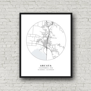 Op de afbeelding: Een zwart-wit kaartafdruk van Arcata, Californië, VS, in een zwarte lijst. De kaart heeft een minimalistisch ontwerp en toont straten en geografische kenmerken binnen een cirkelvormige omtrek. De tekst "Arcata, California, USA" en coördinaten staan eronder.