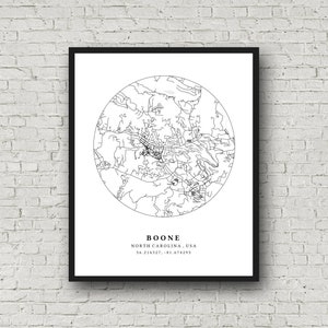 Pode incluir: Uma impressão emoldurada em preto e branco de Boone, Carolina do Norte, EUA. A obra de arte apresenta um mapa circular das ruas e pontos de referência da cidade. O nome da cidade e as coordenadas são impressos abaixo.