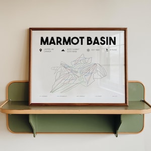 Op de afbeelding: Een set van drie keramische mokken met een gespikkelde, matte afwerking. Elke mok heeft een andere kleur: lichtblauw, crème en grijs. De mokken hebben een eenvoudig, modern ontwerp en een comfortabele handgreep.