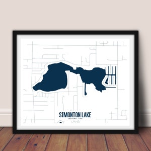 Puede incluir: Una impresión enmarcada con un mapa del lago Simonton, Indiana, EE. UU. El lago está representado en azul oscuro, con calles grises claras. El texto "SIMONTON LAKE INDIANA USA" está impreso debajo en azul oscuro.