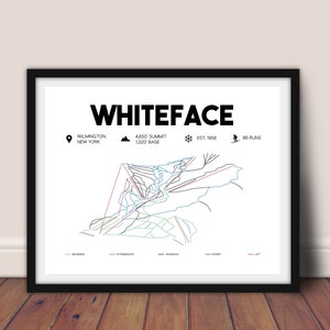 Puede incluir: Una impresión enmarcada del mapa de la estación de esquí de Whiteface. El mapa presenta pistas de esquí en varios colores, con el nombre de la estación en la parte superior. El texto incluye la ubicación, la elevación de la cima, la elevación de la base, el año de establecimiento y el número de pistas.