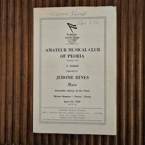 Op de afbeelding: Een zwart-witte flyer die een optreden aankondigt van Jerome Hines, een baszanger, in de Shrine Mosque in Peoria, Illinois op 20 april 1965. De flyer wordt gepresenteerd door S. Hurok en bevat de tekst "The World of Music in Peoria".