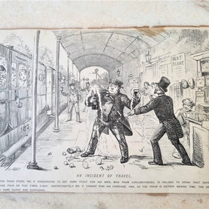 Pode incluir: Uma ilustração em preto e branco de um homem de chapéu-coco e casaco servindo uma bebida a outro homem numa estação de comboio. O texto na imagem diz "AN INCIDENT OF TRAVEL. AS THE TRAIN STOPS, MR. P. ENDEAVOURS TO GET SOME STOUT FOR HIS WIFE, WHO FROM CIRCUMSTANCES, IS OBLIGED TO DRINK THAT REFRESHING BEVERAGE FOUR OR FIVE TIMES A-DAY. UNFORTUNATELY MR. P. CANNOT FIND HIS CARRIAGE, AND, AS THE TRAIN IS RATHER BEHIND TIME, THE OFFICIALS ARE IN SOME HURRY AND CONFUSION."
