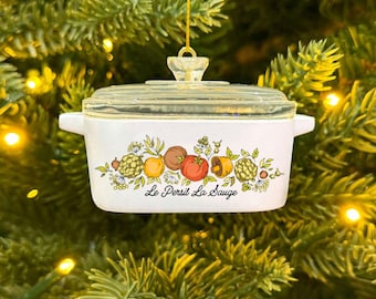 Spice of Life Casserole Ornament – Corning Ware–Inspired Miniature Retro Dish for Collectors
