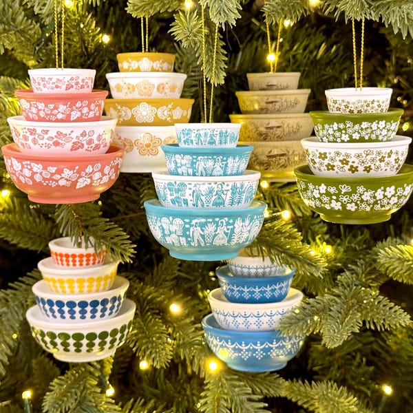 Adorno de cuenco miniatura apilable inspirado en Pyrex: Decoración navideña retro para la cocina