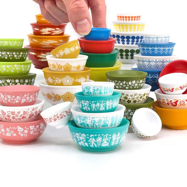 Miniature Pyrex Mixing Bowls Set – Mini Pyrex Replica – Stackable Pyrex Collector Display – Dollhouse Kitchen Decor Gift