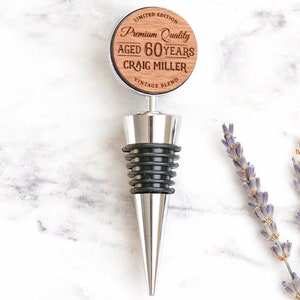 Tapón de botella grabado para él, regalo de 60 cumpleaños, regalo personalizado para papá, regalo para amantes del whisky, grabado personalizado para cualquier edad.