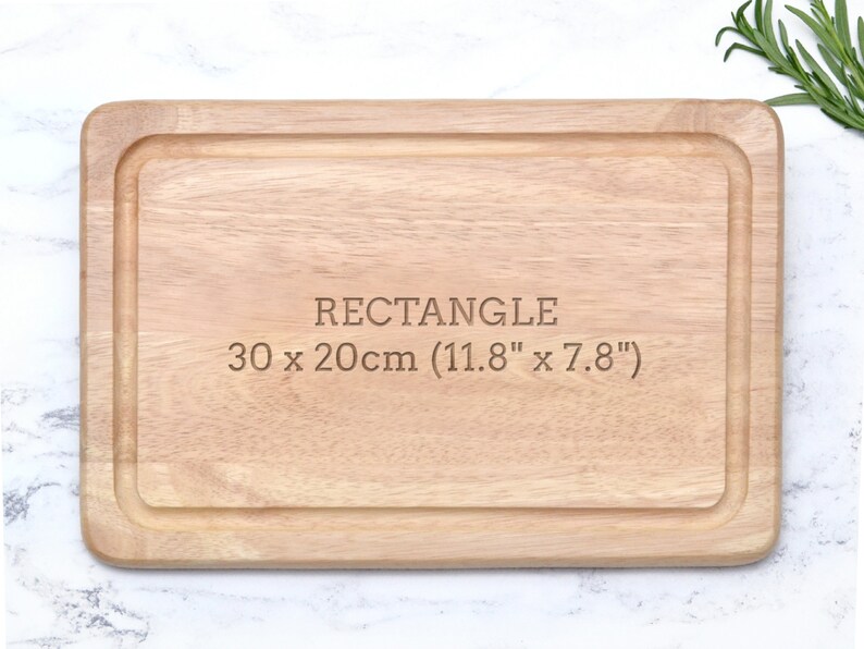 K&ouml;nnte beinhalten: Rechteckiges Schneidebrett aus hellem Holz mit vertieftem Rand. Der Text "RECTANGLE" ist eingraviert, zusammen mit den Ma&szlig;en: 30 x 20 cm (11,8" x 7,8").