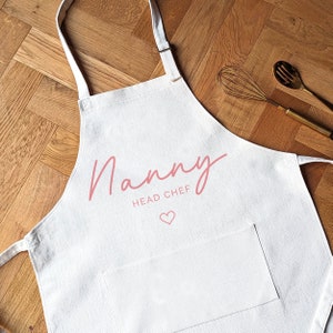 Personalisierte Schürze, Backgeschenk für Tochter Enkelkind, Kinderschürze, maßgeschneiderte Backschürze Geschenk für Nannie Oma Mama