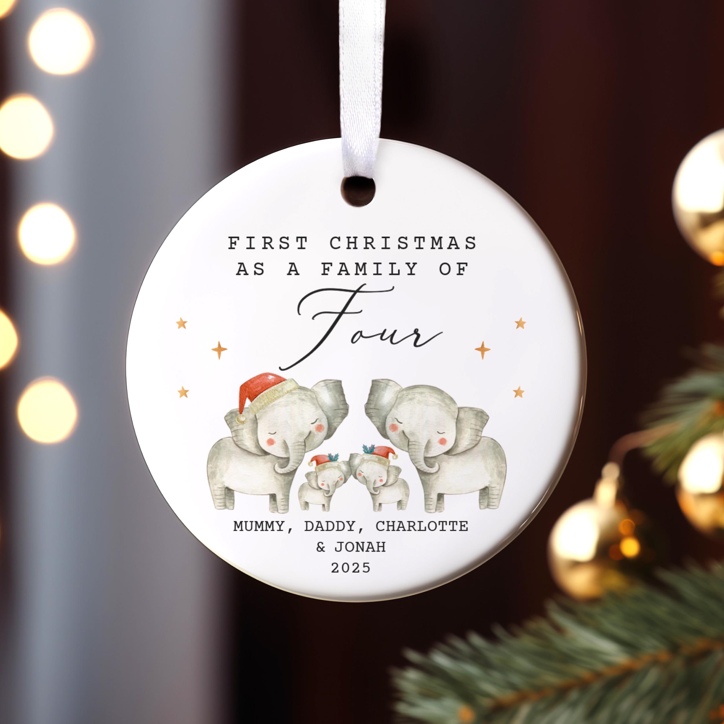 Ornement De Noël Personnalisé "Notre Premier Noël En Famille" - Céramique, Prénoms Enfants