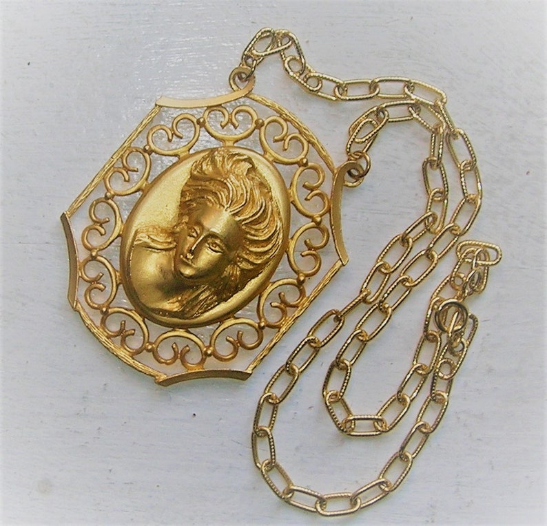 Vtg 80s HUGE Cameo Pendant