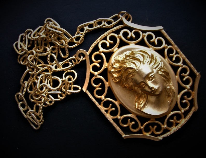 Vtg 80s HUGE Cameo Pendant