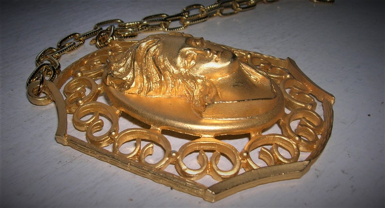 Vtg 80s HUGE Cameo Pendant