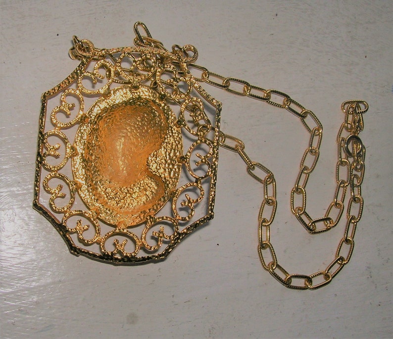 Vtg 80s HUGE Cameo Pendant