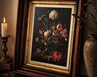 Lámina artística vintage enmarcada de naturaleza muerta floral, decoración de pared estilo Dark Academia, marco de madera dorada ornamentado, estilo europeo holandés melancólico, inspiración antigua.