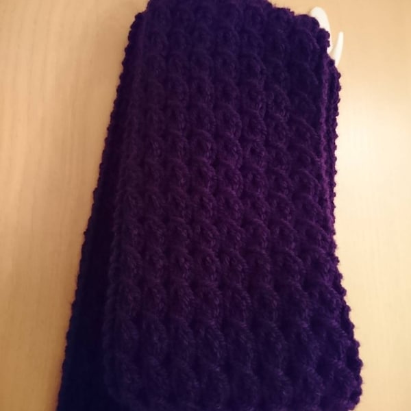 Grosse écharpe violette tricotée à la main