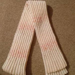 Handgestrickter Schal in Rosa und Creme