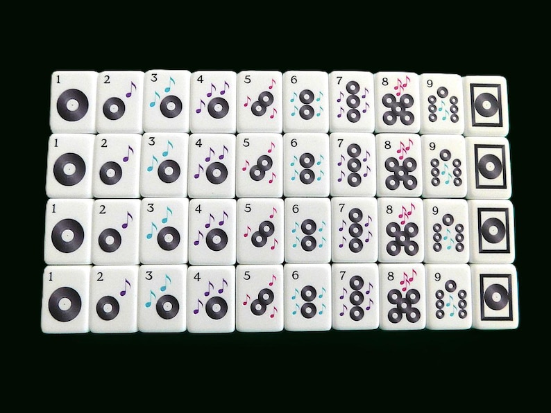 Peut inclure: Un ensemble de tuiles de Mahjong blanches avec des motifs de notes de musique et de disques noirs. Les tuiles sont dispos&eacute;es en rang&eacute;es et en colonnes, avec les chiffres 1 &agrave; 9 sur chaque rang&eacute;e. Les notes de musique sont de couleurs vari&eacute;es.