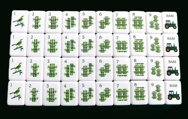 Peut inclure: Un ensemble de tuiles de Mahjong blanches avec des illustrations de bambou vert, d'oiseaux et de tracteurs. Les tuiles sont dispos&eacute;es en rang&eacute;es et en colonnes, affichant divers chiffres et symboles. Le mot "BAM" est imprim&eacute; sur certaines tuiles.