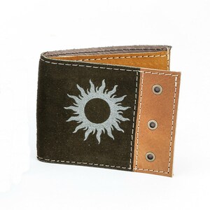 Bifold Hombres Monedero, Cartera de tarjeta de crédito para los hombres, Cartera de bolsillo de cuero de ante w / diseño de sol tribal, cartera minimalista de hombres