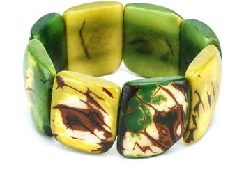 Pode incluir: Um bracelete com padrão verde, amarelo e marrom feito de contas quadradas.