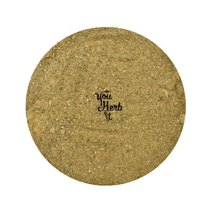 Puede incluir: Una vista cercana de un montón de hierbas secas, una mezcla de diferentes colores y texturas. Las hierbas están en un recipiente redondo y el texto "You Herb It" es visible en el centro.