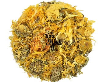 Può includere: Petali di calendula essiccati in una tavolozza di colori giallo, arancio e marrone. I petali sono sciolti e sparsi in forma circolare.