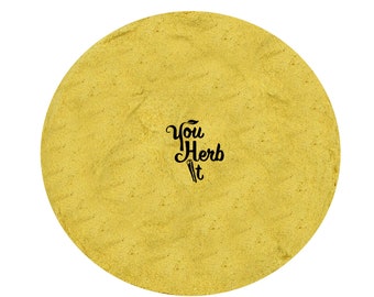 Può includere: Una polvere gialla con il testo "You Herb It" in lettere nere.
