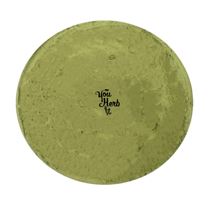 Peut inclure: Vue rapproch&eacute;e d'une poudre verte ronde et volumineuse. La poudre est r&eacute;partie uniform&eacute;ment et pr&eacute;sente une surface l&eacute;g&egrave;rement textur&eacute;e. Le texte "You Herb It" est imprim&eacute; en noir au centre de la poudre.