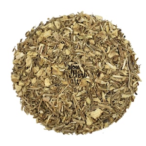 Puede incluir: Un montón circular de trozos de raíz botánica secos, de color marrón claro y textura fibrosa. El texto "You Herb It" está impreso en negro en el centro del montón, con la palabra "It" colocada debajo de la palabra "Herb".