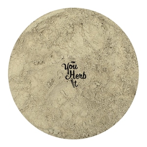 Könnte beinhalten: Nahaufnahme eines hellbeigen Pulvers, das einen runden Behälter füllt. Das Pulver ist glatt und gleichmäßig in der Textur. Der Behälter hat einen weißen Hintergrund mit dem Text "You Herb It" in Schwarz.