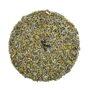 Può includere: Una vista ravvicinata di boccioli e steli di lavanda secca. La lavanda è di colore viola chiaro e gli steli sono di colore verde chiaro. La lavanda è disposta in un cerchio.