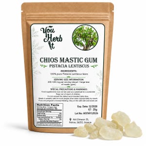 Könnte beinhalten: Eine braune Papiertüte mit Chios-Mastixgummi, mit dem Text "You Herb It" und "CHIOS MASTIC GUM PISTACIA LENTISCUS". Die Tüte enthält klare, bernsteinfarbene Mastixgummi-Tränen. Die Tüte enthält auch Nährwertangaben und Warnhinweise.