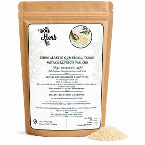 Peut inclure: Un sachet en papier kraft brun contenant des petites larmes de gomme mastic de Chios, étiqueté avec la marque You Herb It, les ingrédients, les instructions d'utilisation et les précautions. Un petit tas de larmes de résine blanc cassé est devant.