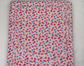 Manta de bebé y paño para eructar de franela de doble cara con estampado floral rosa pastel y hojas verdes sobre fondo blanco, tamaño 36x40. Kits disponibles.