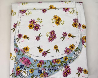 Manta de bebé y paño para eructar de franela rosa con dobladillo bordado y doble cara (36x40)