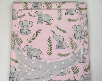 Manta de bebé y paño para eructar de franela con estampado de elefante gris sobre fondo amarillo estilo safari, de doble cara, 36x40 cm. Ideal para envolver al bebé. Kits disponibles.