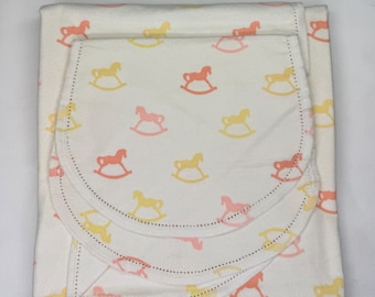 Manta de bebé y paño para eructar de franela con estampado de flores de lirio melocotón y caballito mecedora, doble cara. 36x40. Ideal para envolver al bebé. Kits disponibles.