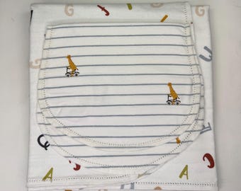 Manta y paño para eructar con diseño de alfabeto para bebé, franela con dobladillo cosido, ABC Nursery, kit de borde de ganchillo, Cuddle Tyme