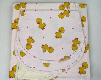 Manta de bebé y paño para eructar de franela con diseño de patito amarillo, kit con borde de ganchillo cosido.