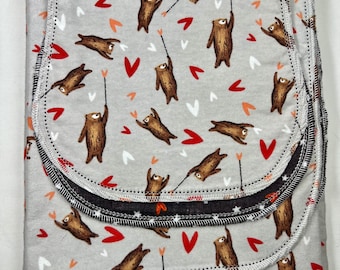 Manta de bebé de franela de doble cara con vainica de oso marrón y corazones rojos, con paño para eructar, tamaño 91 x 101 cm. Ideal para envolver al bebé. Kits disponibles. Gris, mágico.
