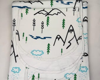 Manta de bebé de franela con estampado de montaña y paño para eructar, kit con borde de ganchillo cosido, regalo aventurero para bebés.